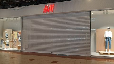 Establecimiento de H&M de Valle Real cerrado por huelga