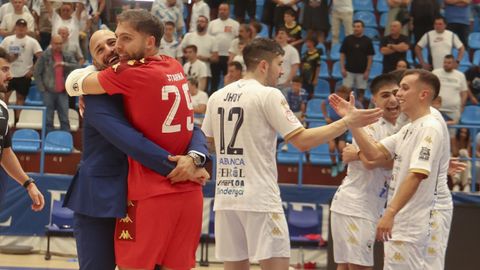 Pol Cuairan, que suplir� a Casas por su sanci�n, abrazando a Starna en un partido en A Malata. 