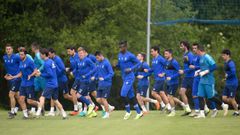 convocatoria entrenamiento Requexon Javi Hernandez Jose Martinez Champagne Gorka Forlin Alanis Toche Mossa Johannesson Ibra Viti Steven Omar Ramos Carlos Martinez Tejera Alfonso Herrero Jimmy.Los futbolistas azules durante un entrenamiento en El Requex�n