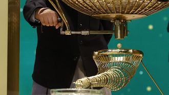 Uno de los ni�os de San Ildefonso saca las bolas de uno de los bombos durante el sorteo extraordinario de Navidad de la Loter�a Nacional