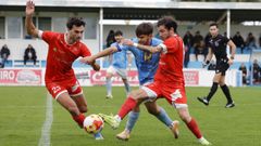 El viveirista Lansade lucha por el baln con Sanmartn y Aldn