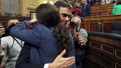 Pedro Snchez recibe el abrazo de Pablo Iglesias tras ser investido presidente. 