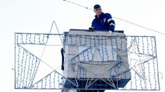Instalaci�n de luces de Navidad en Cambre en la ma�ana de este lunes.