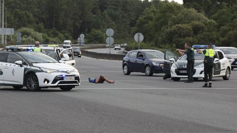 Una fiesta que comenzó a las tres de la tarde en el restaurante del Centro Recreativo de Artes acabó con disparos, lesionados por arma blanca y persecución por la AP-9; en uno de los peajes se produjeron varias detenciones