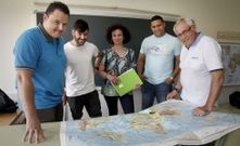 <span lang= es-es >Qui�n es qui�n en la fotograf�a</span>. De izquierda a derecha:  Carlos S�nchez, vecino de Boiro; Jorge Mini�o, sonense; Mar Vidal, vecina de Ribeira; Reymi N��ez, procedente de Rep�blica Dominicana y Juan Lu�s P�rez, director del m�dulo para adultos en el instituto. 