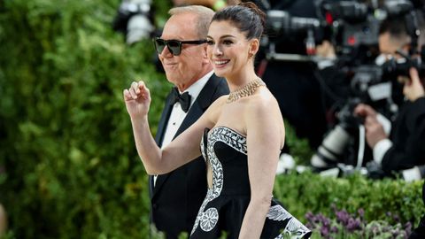 Anne Hathaway y Michael Kors.