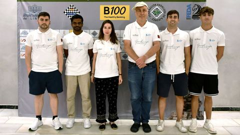 In�s Prado, en el centro, con su equipo en el Campeonato de Espa�a en Linares. 