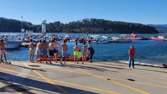 La embarcacin ZUR II pudo llevar a los dos tripulantes de la tabla al puerto de O Carril