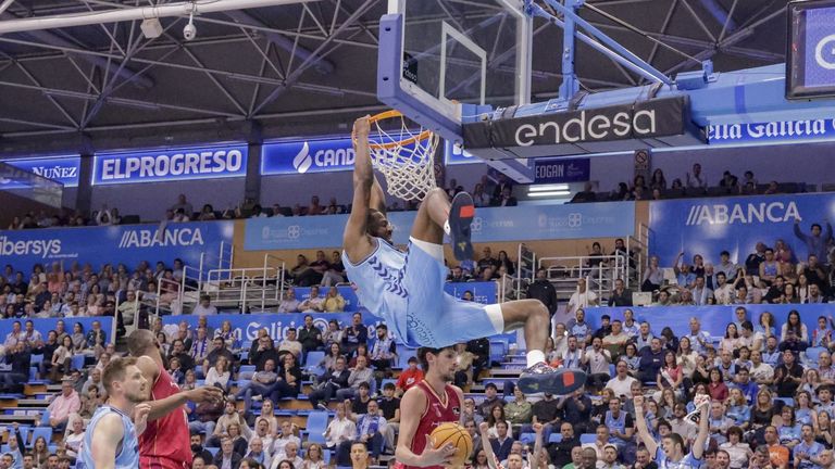 Keandre Cook, alero del Breog�n, realiza un mate contra el For�a Lleida en el Pazo dos Deportes de Lugo en la jornada 31 de la Liga Endesa 2025-2026