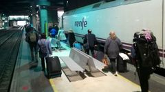 Viajeros del tren Madrid Chamartn-Gijn, durante su transbordo a un Cercanas en la estacin de Oviedo