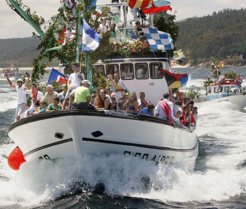 <span lang= es-es >Corcubión y Corme</span>. Además de Camariñas, Corcubión y Corme, otras dos localidades de honda tradición marinera también celebraron ayer las fiestas del Carmen, con procesión marítima, oficios religiosos y, sobre todo, un día para disfrutar de la camaradería.