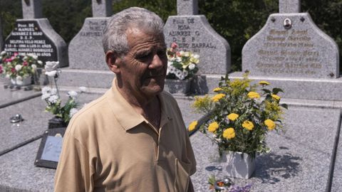 Aurelio Garrido, to de Miguel ngel Blanco, delante de la tumba del concejal en Faramontaos.