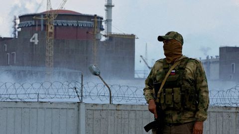 Un militar con la bandera rusa en el uniforme custodia en el entorno de la central nuclear de Zaporiyia, en Ucrania