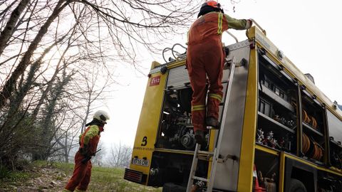 Bomberos de Asturias trabajan para extinguir las llamas en un incendio forestal