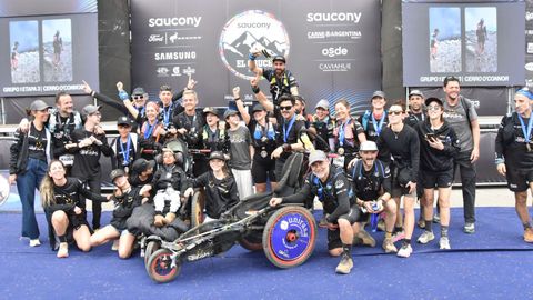 Miembros de la asociaci&oacute;n Empujando Sonrisas, tras finalizar una prueba en los Andes