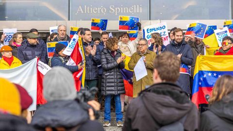 El Partido Popular Europeo se concentra en la sede de la Eurocmara en Bruselas para apoyar una transicin democrtica en Venezuela.