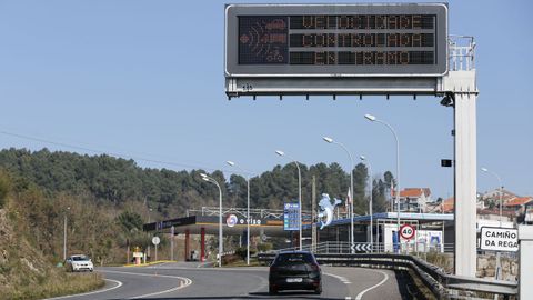 Panel luminoso que indica el inicio del tramo de velocidad controlada por radar en la N-525