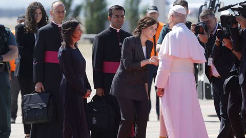 Robles y Ayuso, en la despedida del papa en Barajas este martes