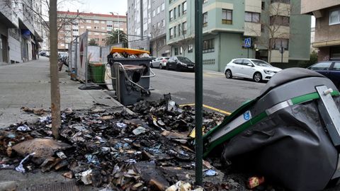 Uno de los contenedores que ardi� esta madrugada, en la calle Alcalde Pe�amar�a de Llano
