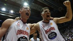 Alex Barcello y Diogo Brito celebran el ascenso sobre la pista de Sar.