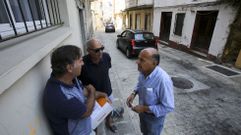Vecinos ayer en la calle Espartero, que denuncian el peligro existente para los peatones.