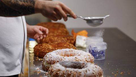 Un pastelero prepara roscones de reyes en una pastelera de Madrid. 