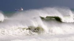 El fuerte oleaje pone en vilo a la costa gallega