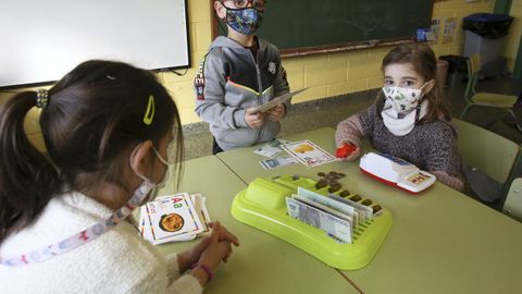 Ni�os de A Laxe haciendo c�lculo con dinero de juguete