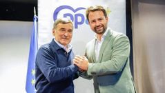 El presidente del PP de Colunga, Justino P�rez y el presidente del PP asturiano, �lvaro Queipo.