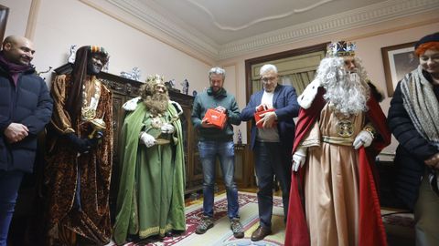 Sus Majestades, con la corporaci�n de Lugo. Dieron unos detalles al alcalde y al teniente de alcalde