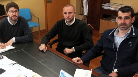 El alcalde de Arteixo, Carlos Calvelo, y los ediles de Carballo y A Laracha, Daniel Barreiro y Pablo Camb�n.