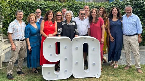 La homenajeada, con sus seis hijos y sus respectivos cónyuges