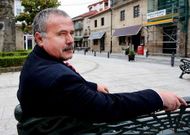 Xaqu�n Charl�n, onte na praza de Asorey, un dos seus lugares preferidos de Cambados.