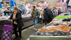 Consumidores haciendo compras navide�as en uno de los mercados de abastos Pontevedra.