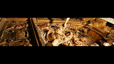 Catedral de Ourense. Retablo de la Quinta Angustia o de la Misa del Alba, durante su restauracin en el 2006.Situado en el brazo norte de la iglesia, es una escultura renacentista de gran valor artstico que representa la escena del Descendimiento. 