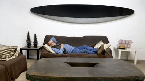 O escultor, deitado no seu estudo baixo a obra �Reflexos na auga IV�. Pura horizontalidade