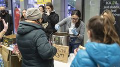 Voluntarios atendiendo a refugiados en Cracovia, Polonia. 