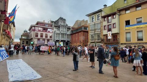 Concentracin frente el Ayuntamiento de Oviedo para pedir la vuelta del antiguo modelo de San Mateo