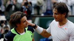 Rafa Nadal consuela a David Ferrer, al que apenas concedi� alguna oportunidad.