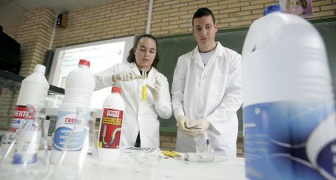 Los alumnos realizaron varios experimentos qu�micos. 