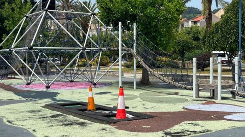 Uno de los parques infantiles de Cangas cuyo estado de conservaci�n cuestiona la oposici�n municipal