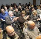 Fidel Vidal fala con Riveiro Coello antes da presentaci�n do seu novo libro diante dun concorrido auditorio.<span lang= es-es > </span>