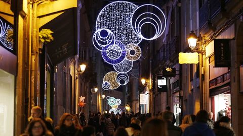 LUCES DE NAVIDAD EN OURENSE.En la ciudad, el alumbrado navideo se encendi en la vspera del puente de la Constitucin