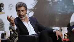 Juan del Val, hace unos das en la primera gran presentacin de la novela Vera, una historia de amor, antes de iniciar la gira por Espaa en la que lo acompaar la autora gallega ngela Banzas, finalista con Cuando el viento hable. Del Val ha confesado que su difcil juventud le inspir la construccin del personaje de Antonio, ese chico de barrio que ayuda a liberar a la protagonista, una mujer madura, y que le ha granjeado reproches en algunos sectores del feminismo.