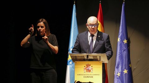 El subdelegado del Gobierno en Ourense, Eladio Santos, durante su discurso en el acto por el aniversario de la Constituci�n