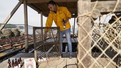 La tercera fermentaci�n de la bebida se realiza a diez metros bajo el mar. Las botellas permanecen amarradas durante dos meses a una infraestructura de cr�a de mejill�n en la r�a de Ald�n.

