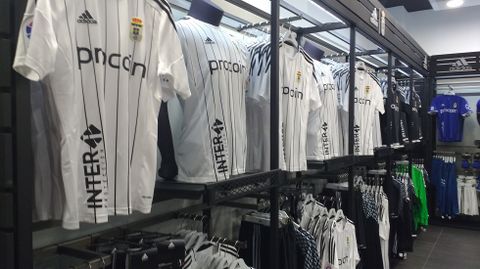 Christian Fernndez acudi a la inauguracin de la nueva Tienda Oficial del Real Oviedo