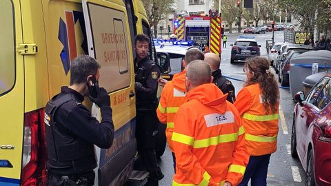 Efectivos desplazados a paseo de Ronda, en A Coru�a, tras una tentativa de homicidio