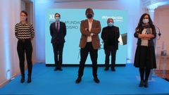 Lu�s Pousa, en el centro, junto a las finalistas y los portavoces del jurado del premio