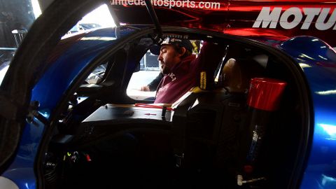 El piloto espa�ol Fernando Alonso del equipo United Autosports prueba el asiento de su veh�culo  en Daytona